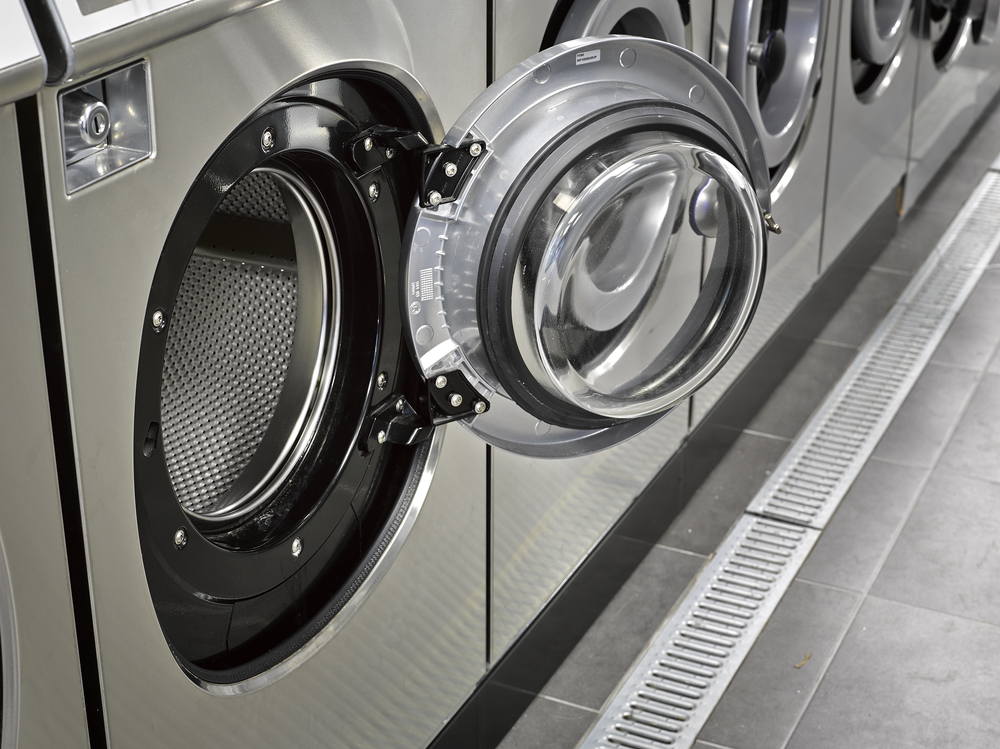 Eine Reihe industrieller Waschmaschinen in Waschsalon