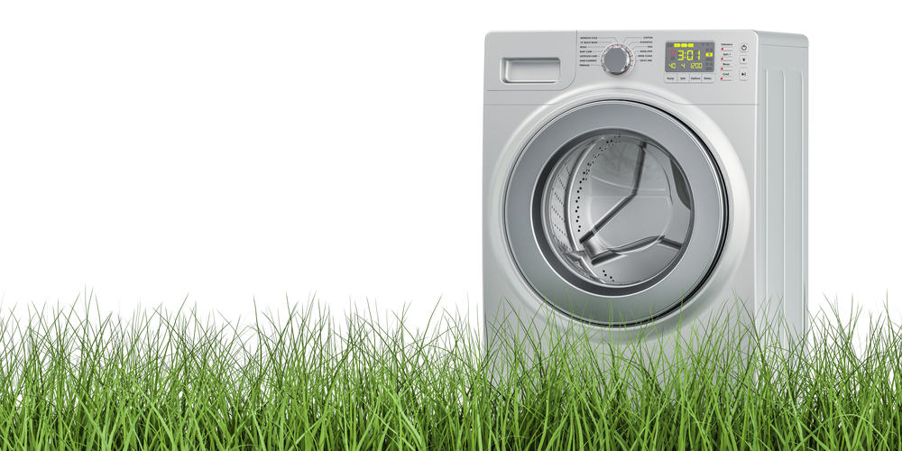 Waschmaschine auf grünem Gras