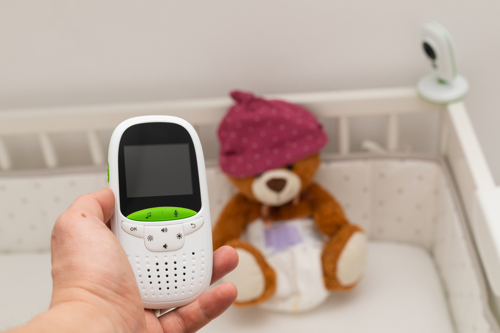 Foto eines Babyphones und eines Teddybären in einem Kinderzimmer
