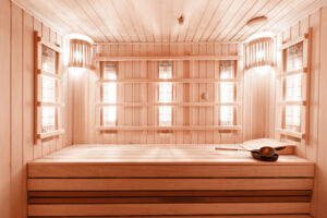 Innenansicht einer finnischen Sauna mit Infrarotpanelen