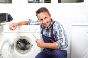Techniker repariert Waschmaschine