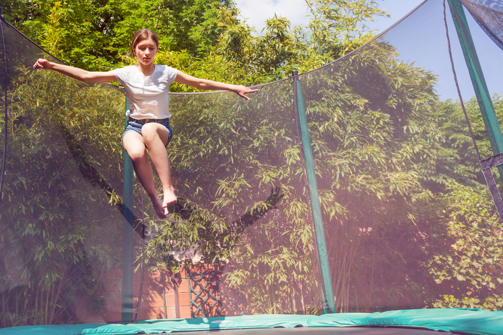 Junges Mädchen springt Trampolin