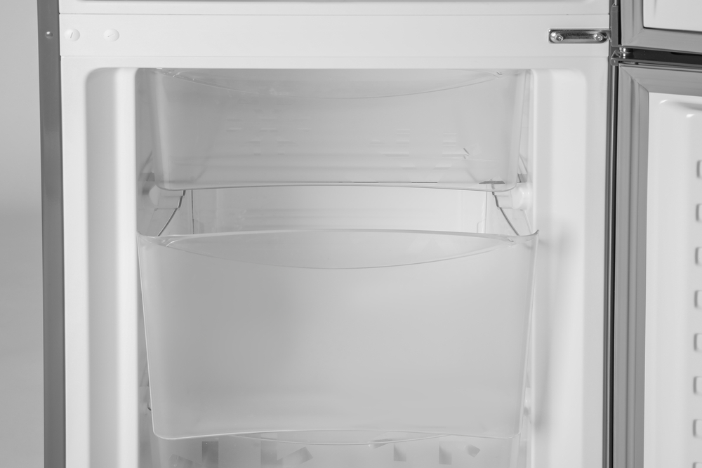 Moderner offener leerer Kühlschrank