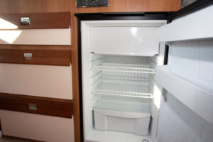 Geöffneter leerer Kühlschrank in einem Wohnmobil