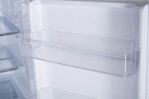 Seitenfach eines leeren Kühlschranks