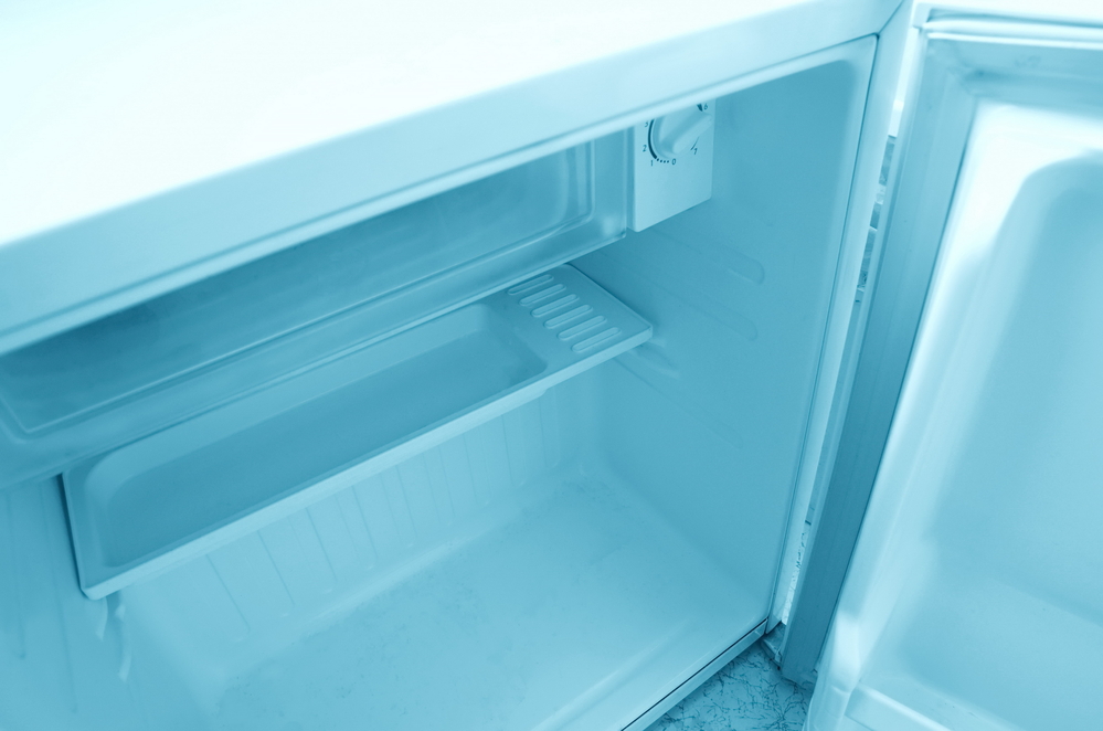 Aufnahme eines geöffneten leeren Mini-Kühlschranks