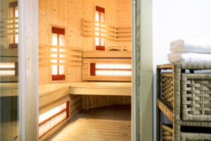 Blick von außen in eine moderne Sauna