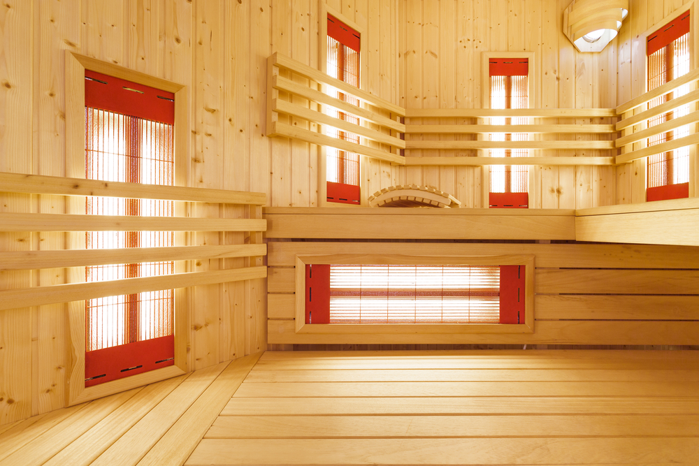 Aufnahme des Innenrausm einer beleuchteten, geräumigen Sauna