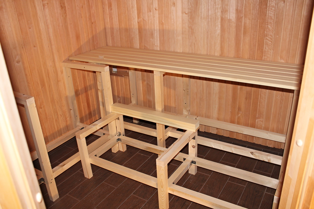Unfertige Holzbank in einer Sauna