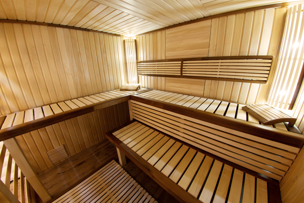 Innenansicht einer Sauna mit zwei übereinanderliegenden Holzbänken